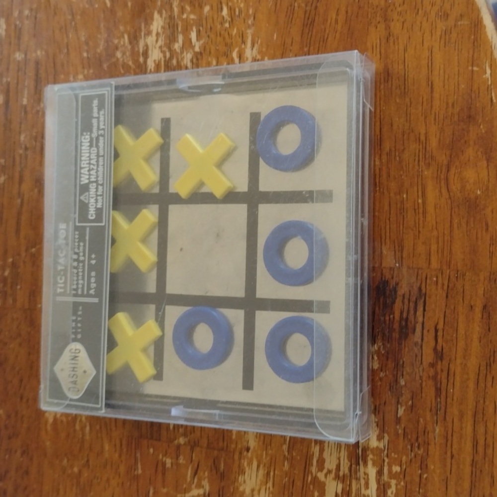 Tic-tac-toe magnetic game
